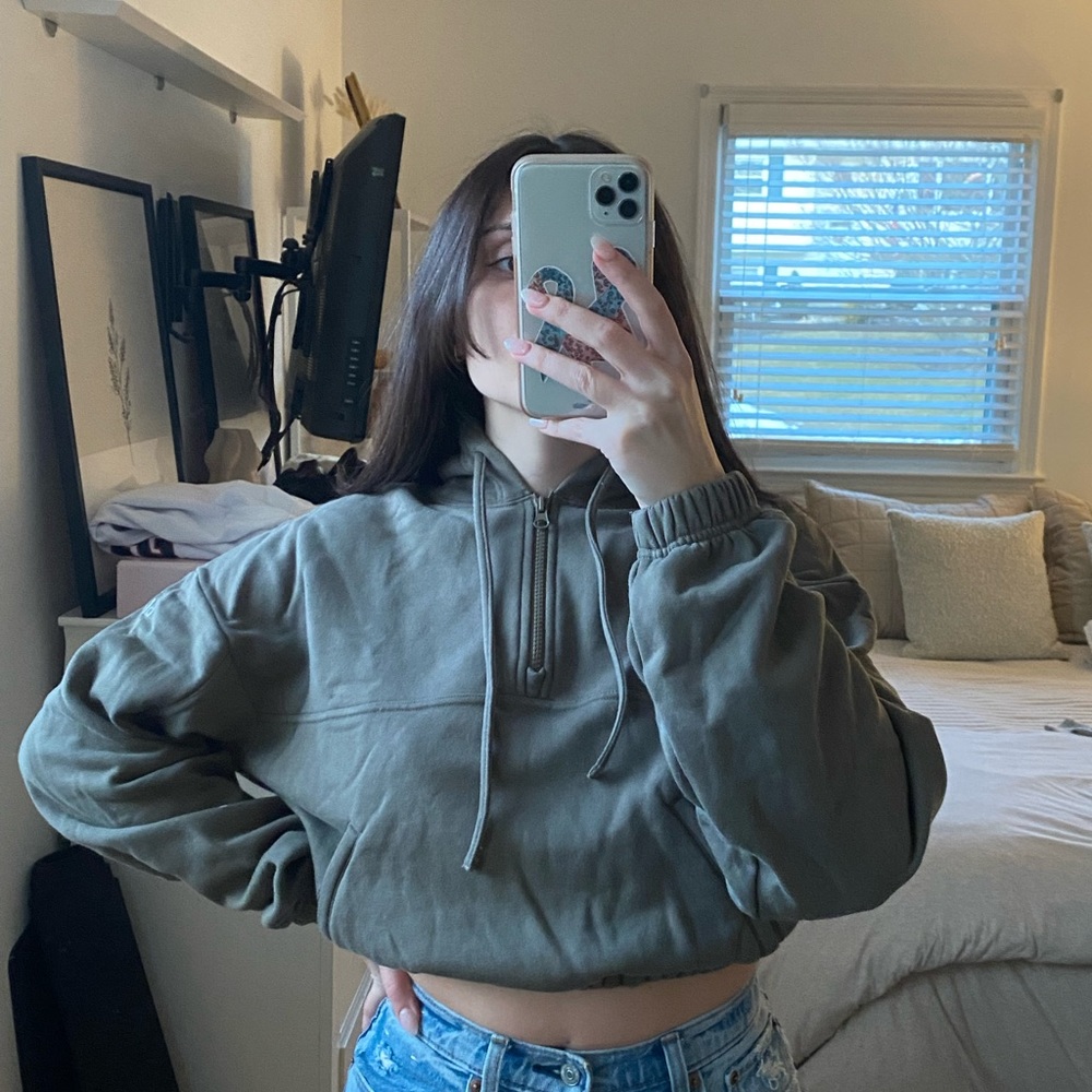 Alo Yoga Crop Sweatshirt